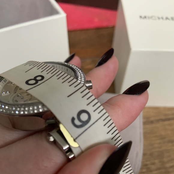 Michael Kors watch. NIB~never worn. Excellent condition. - Picture 5 of 5